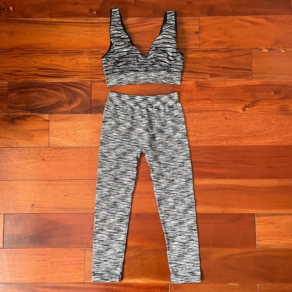IZOD Sports Bra & workout capri leggings Girls XL or Women’s Size XS